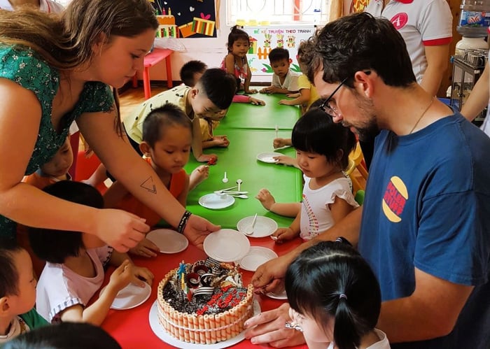 Geburtstagsfeier im Freiwilligenprojekt Kindergarten in Vietnam mit AIFS
