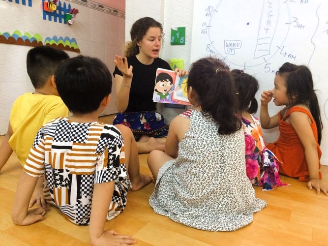 Teilnehmende liest ein Buch vor im Freiwilligenprojekt Kindergarten in Vietnam