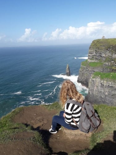 aifs-pia-schueleraustausch-irland-erfahrungen-cliffs-of-moher-person