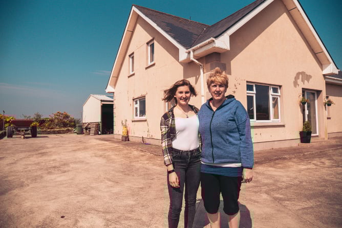 aifs-schueleraustausch-irland-gastfamilie-personen-haus-program-carousel-668x1000