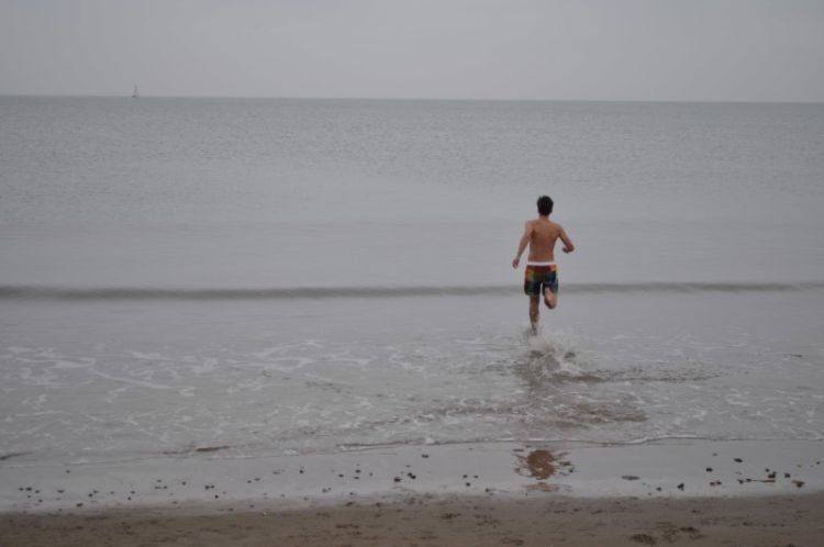 aifs-schueleraustausch-irland-person-strand