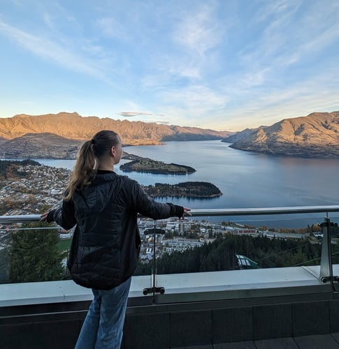 aifs-schueleraustausch-neuseeland-ugc-erfahrungen-amelie-person-brücke