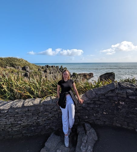 aifs-schueleraustausch-neuseeland-ugc-erfahrungen-amelie-person-meer