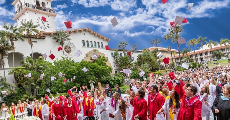 Schülerinnen und Schüler beim Abschluss an der Bishop Garcia High School in den USA