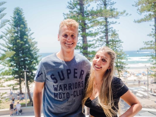 AIFS-Sprachreise-Australien-Personen-Strand-Bucht-Wasser-Sommer-gutes-Wetter