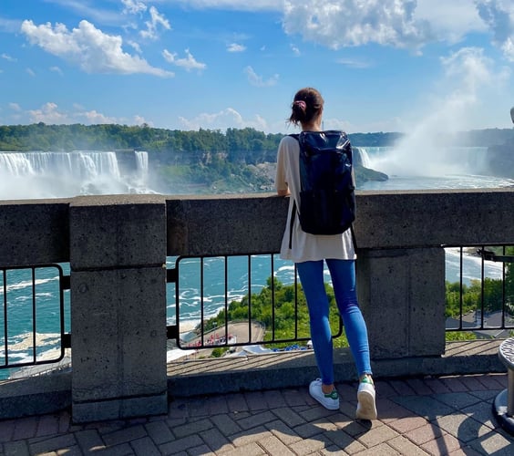 Person vor den Niagarafällen in Kanada
