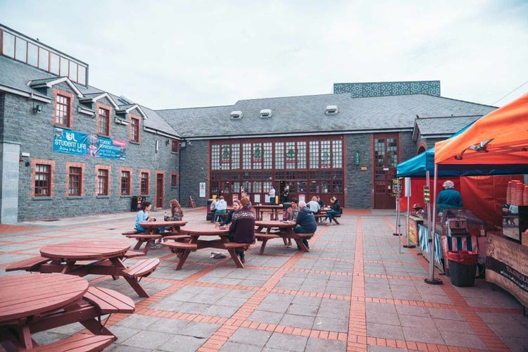 aifs-studieren-in-irland-limerick-university-cafeteria-aussen-personen
