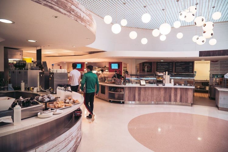 aifs-studieren-in-irland-limerick-university-cafeteria-personen-3