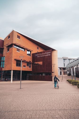 aifs-studieren-in-irland-limerick-university-gebaeude-aussen-3
