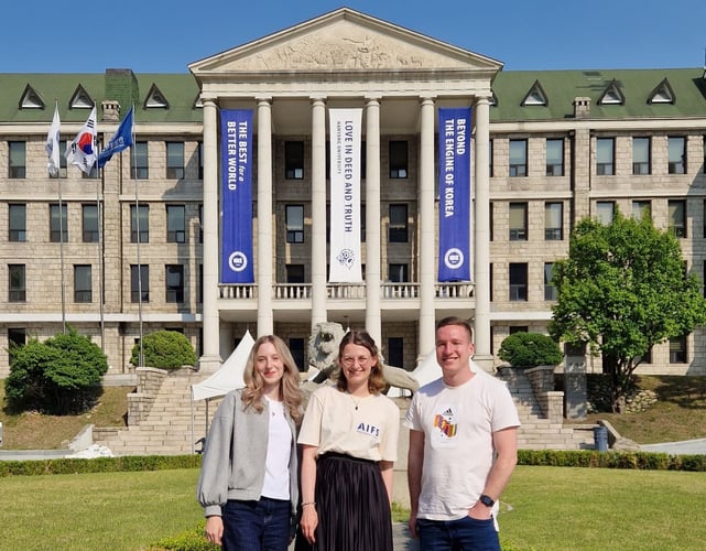 Personen an der Hanyang University in Südkorea vor dem Hauptgebäude