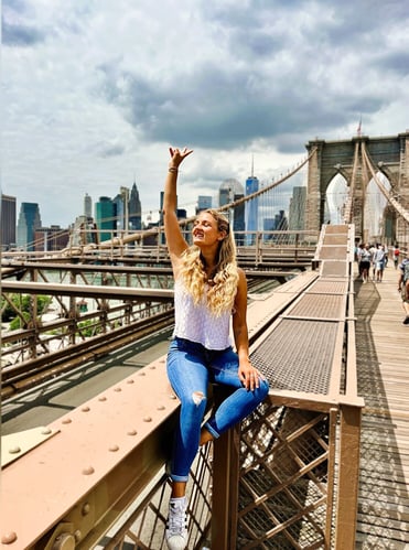 ugc-aifs-studieren-im-ausland-usa-charlenel-brooklyn bridge-person