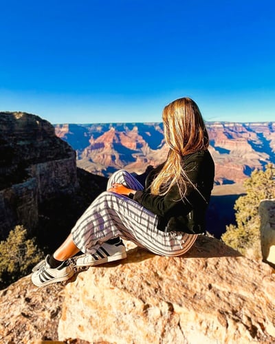 ugc-aifs-studieren-im-ausland-usa-charlenel-grand Canyon person