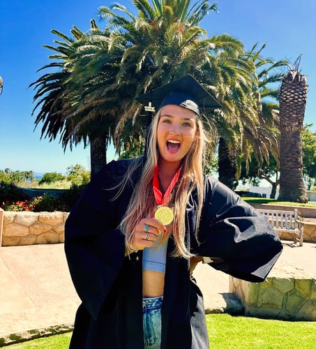 ugc-aifs-studieren-im-ausland-usa-charlenel-person-graduation