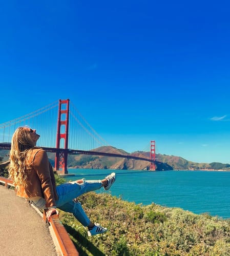 ugc-aifs-studieren-im-ausland-usa-charlenel-san francisco-golden gate bridge-person