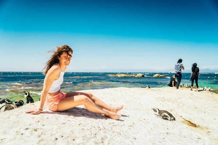 Studierende am Boulders Beach in Südafrika während ihres Auslandssemesters mit AIFS