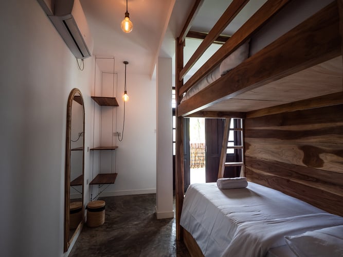 Helles Gemeinschaftszimmer in der Unterkunft des AIFS Surfcamps in Sri Lanka.