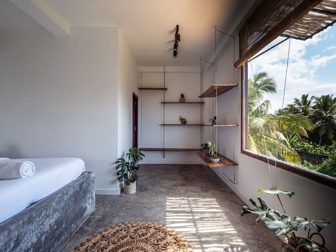 Privates Zimmer mit großem Fenster in der Unterkunft des AIFS Surfcamps in Sri Lanka.