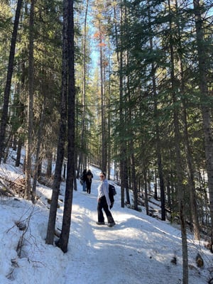 aifs-work-and-travel-kanada-person-wald-schnee-ugc-xeniat-@xeniastraveldiary