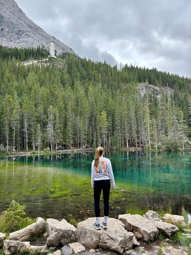 ugc-work-and-travel-kanada-alinac-schaut-auf-see-tannen