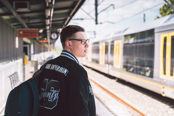 aifs-person-schüler-student-rucksack-bahnhof