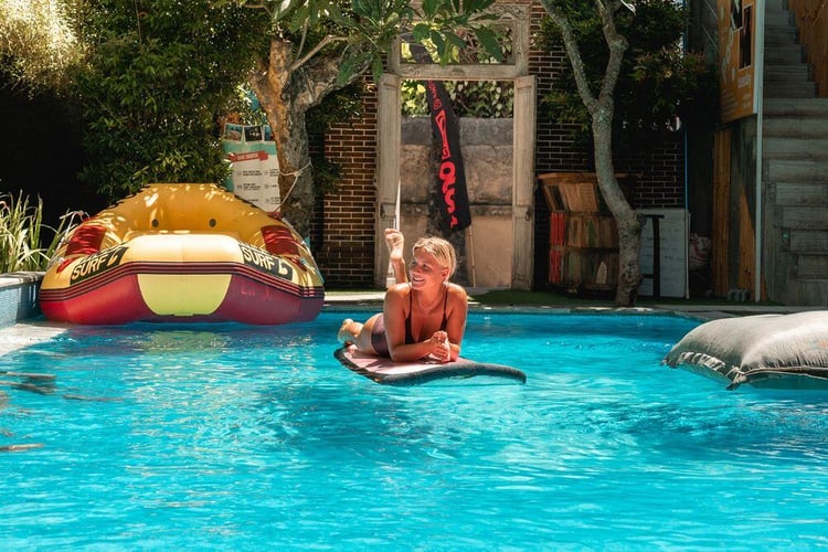 Lerne surfen in Bali mit AIFS