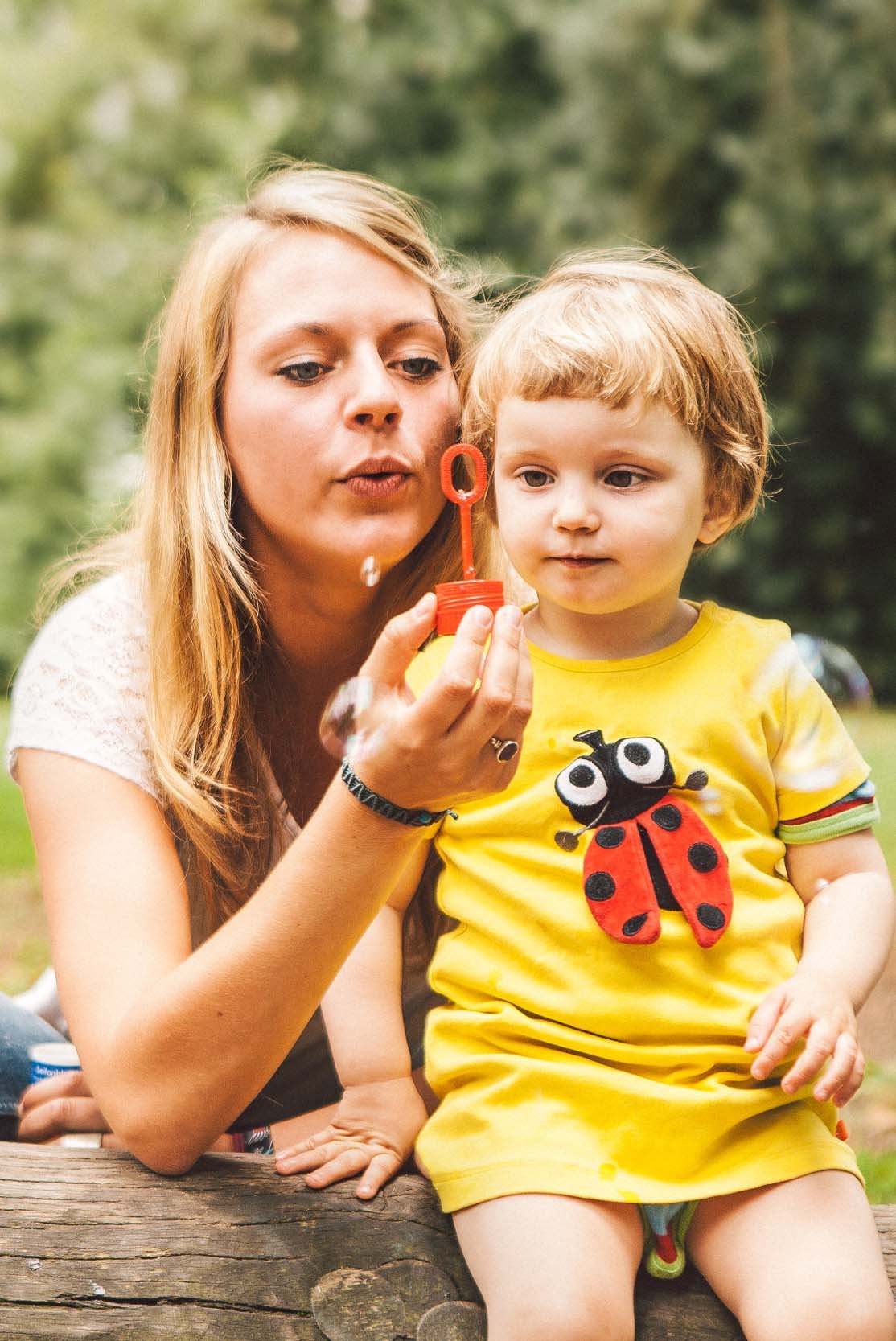 Erkunde mit AIFS Au Pair das Glück der Kinder, die fröhlich mit Seifenblasen spielen. Entdecke unvergessliche Momente als Teil unserer liebevollen Gastfamilie.