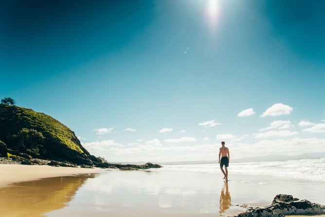 aifs-australien-person-strand-meer-program-carousel-668x1000