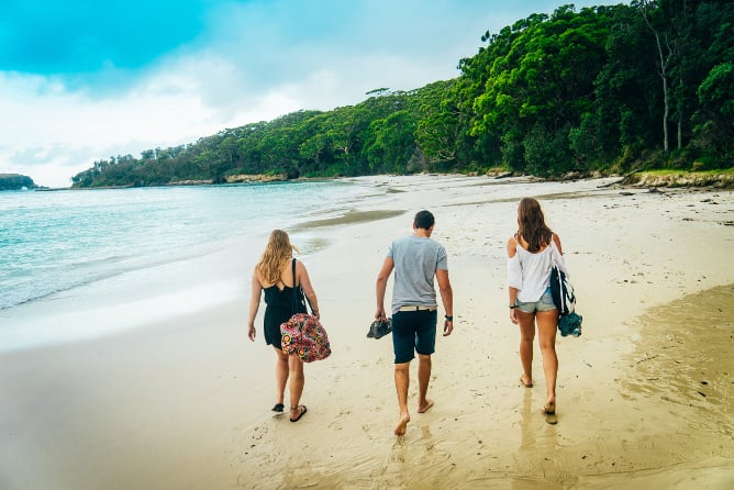 aifs-australien-personen-meer-strand-program-carousel-668x1000