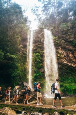 aifs-australien-travel-personen-gruppe-rucksack-wasserfall-program-carousel-668x1000