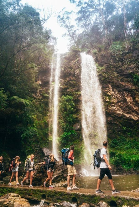 aifs-australien-travel-personen-gruppe-rucksack-wasserfall-program-carousel-668x1000