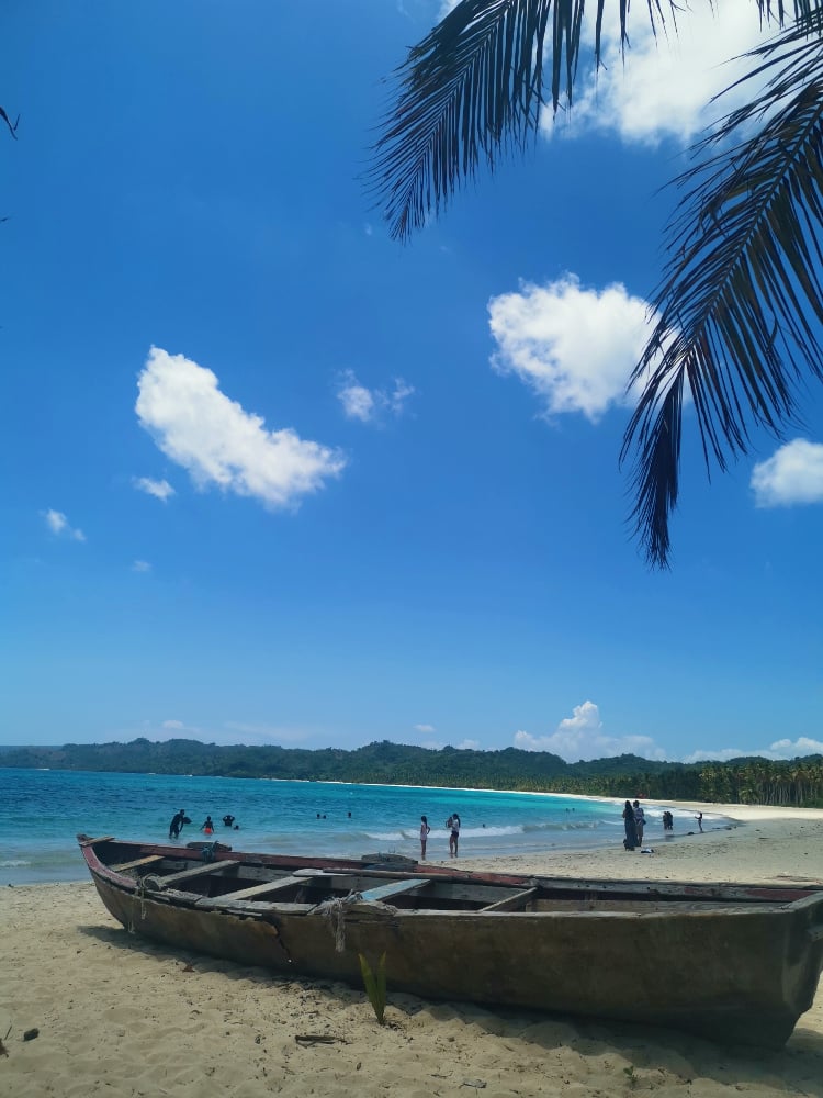 aifs-dominikanische-republik-freiwilligenarbeit-strand-boot-wolken