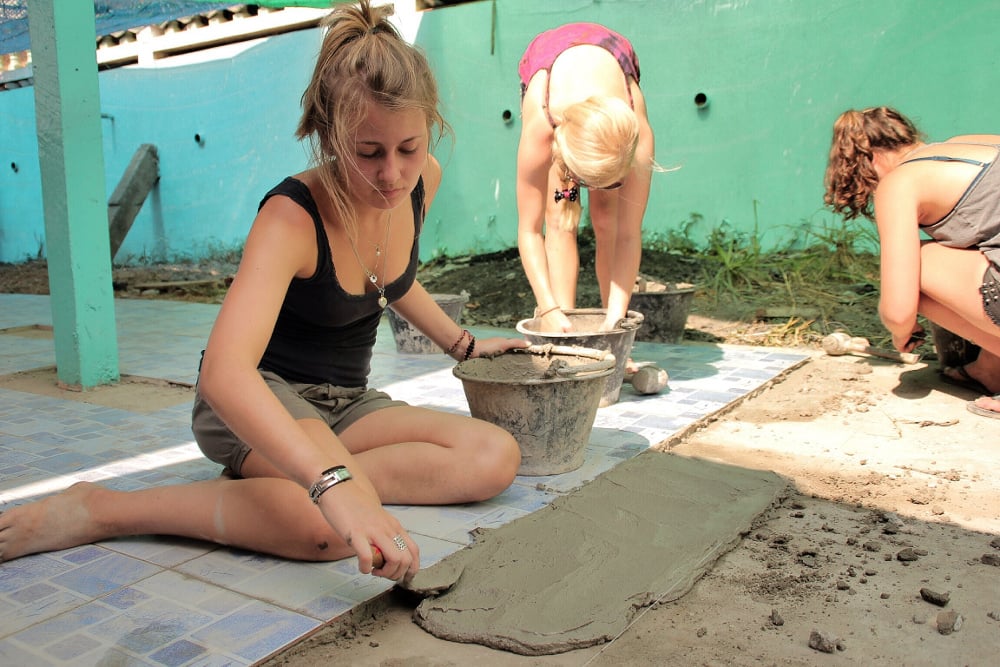 aifs-freiwilligenarbeit-renovation-and-construction-costa-rica-personen-fliesenlegen-program-carousel-668x1000