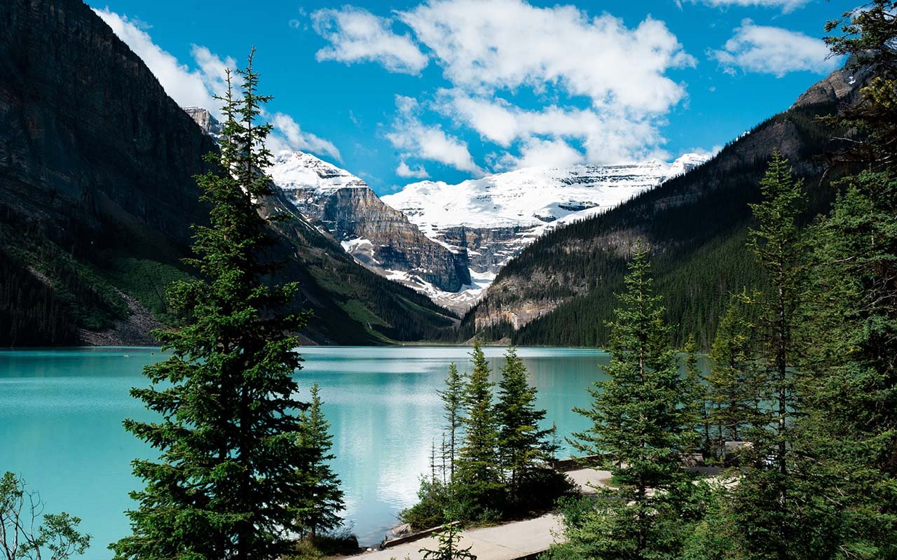  Entdecke den Zauber von Lake Louise mit AIFS Kanada Adventure Trips. Erlebe die majestätische Schönheit dieses Naturwunders.