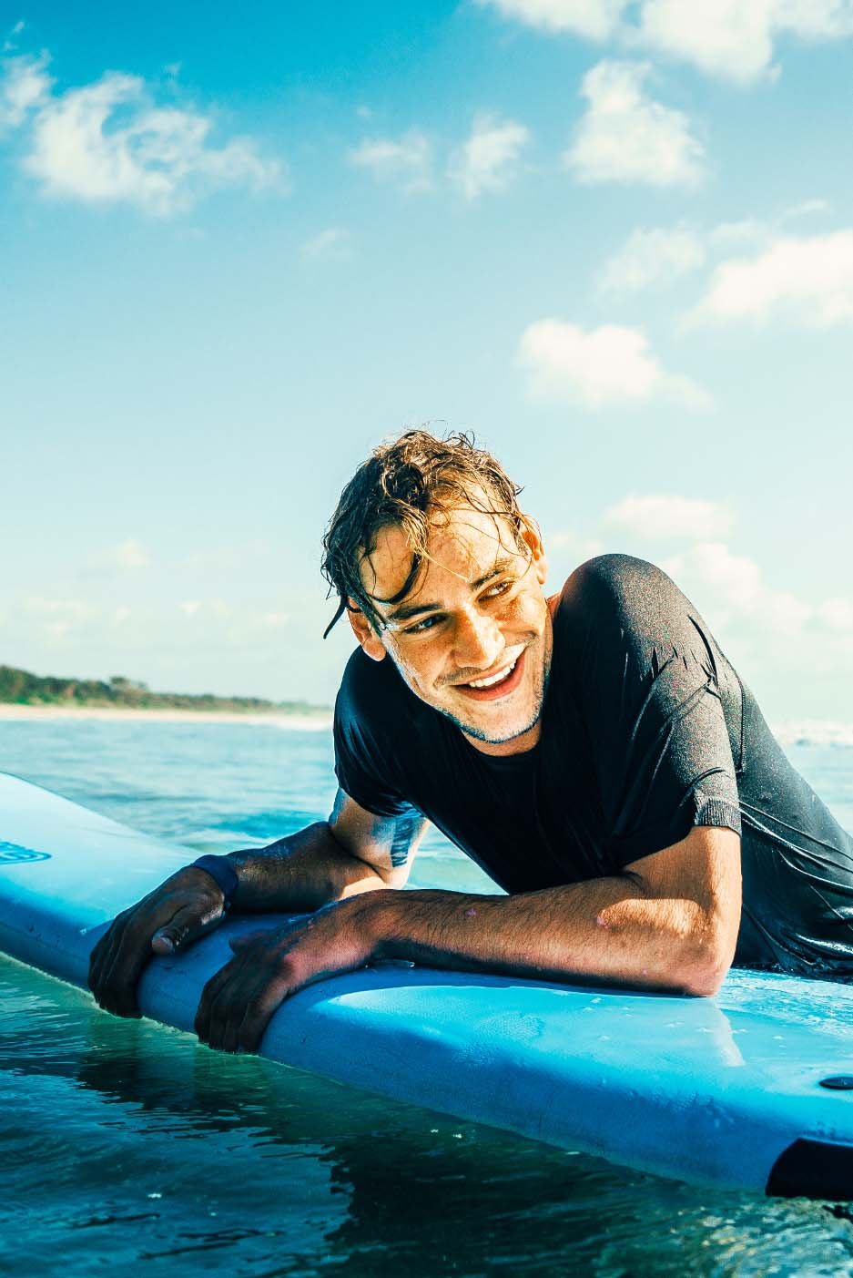 Surfspaß mit AIFS: Begeisterter Surfer mit Surfbrett am Meer – das ultimative Abenteuer.