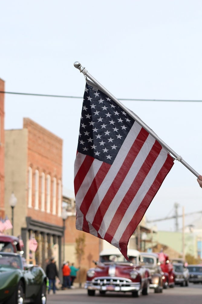 aifs-usa-flagge-autos-carousel-668x1000