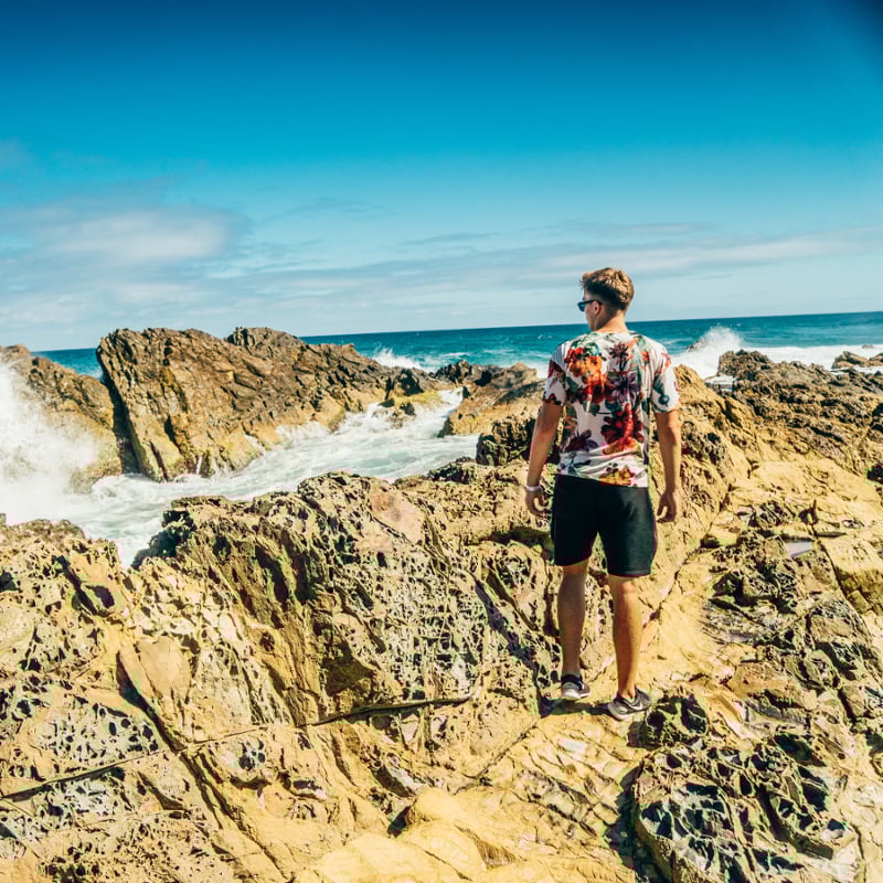 aifs-australien-meer-person-felsen-quadratisch-header-800x800