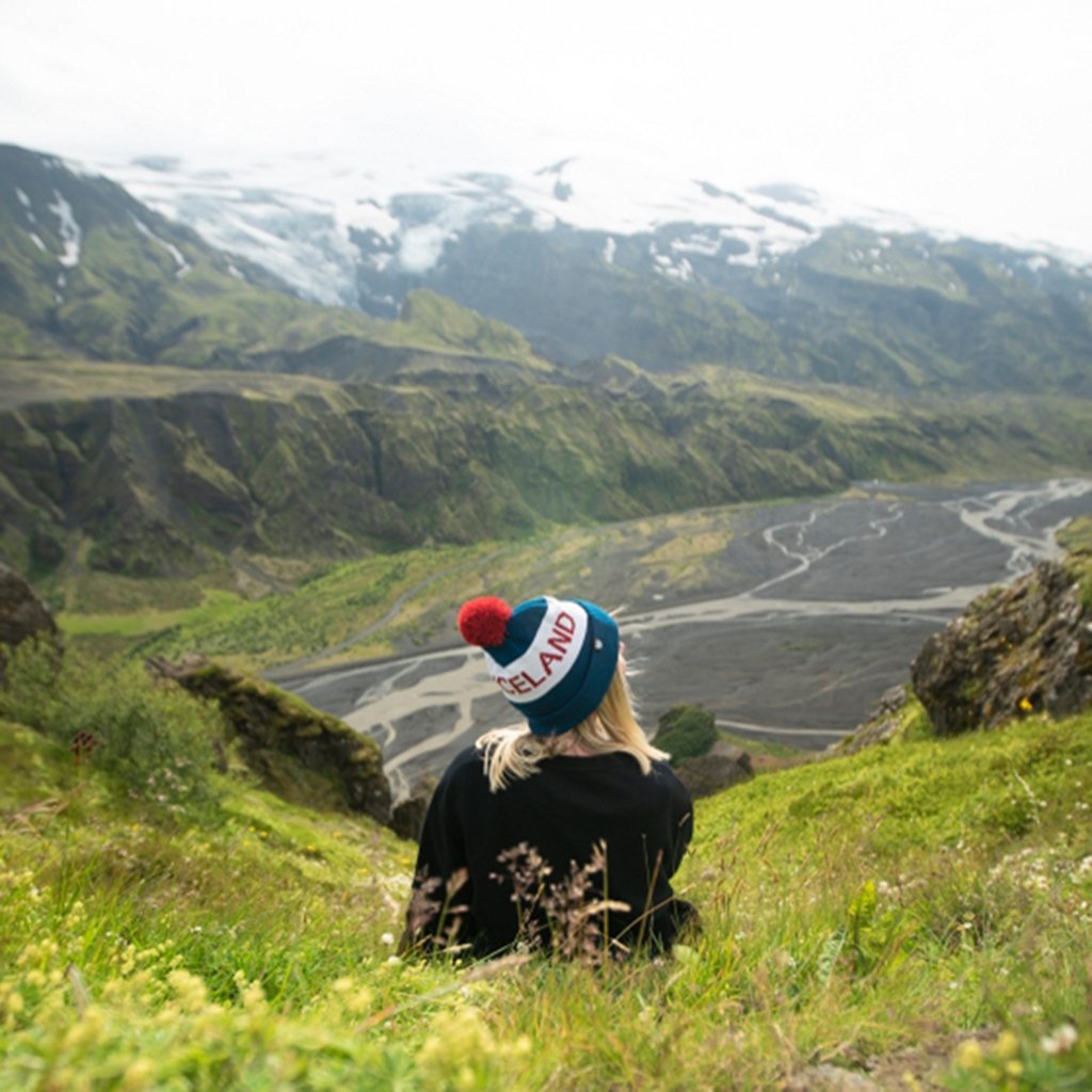 AIFS Island Adventure Trips: Beeindruckende Landschaft mit einer Person im Panorama – Entdecke die Naturwunder mit AIFS auf Island.