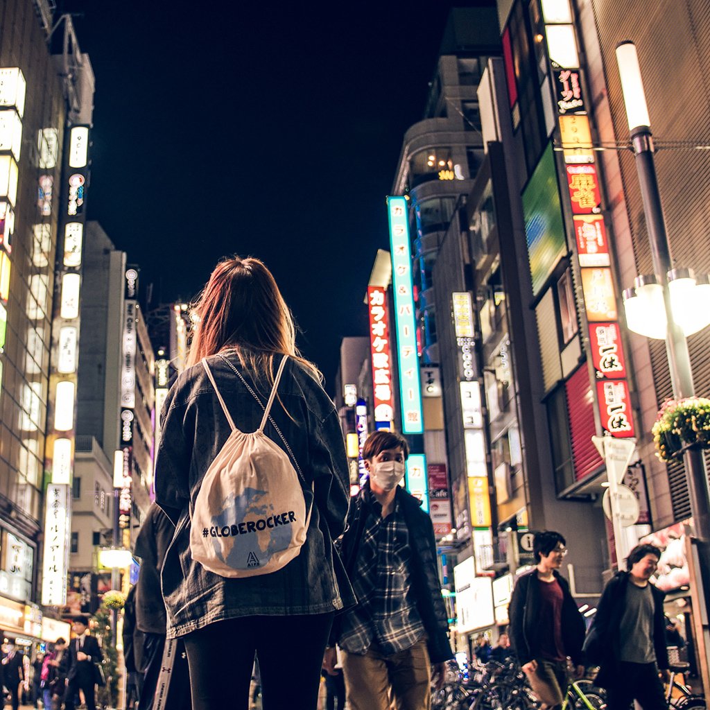 AIFS Japan: Entdecke das pulsierende Leben in Tokio bei Nacht. Erlebe die faszinierende Stadtlandschaft und ihre lebendige Energie mit AIFS Educational Travel.