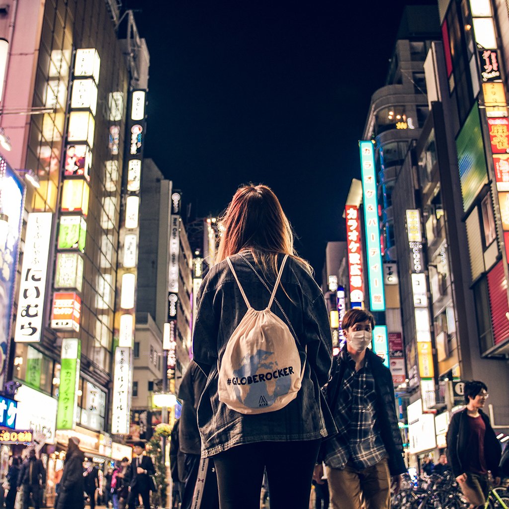 aifs-adventure-trips-japan-tokyo-personen-city-strasse-nacht-quadratisch-1024x1024