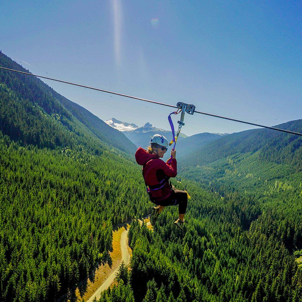  Erlebe mit AIFS in Kanada Abenteuer pur! Zipline über atemberaubende Landschaften von Sea and Sky, entdecke den Nervenkitzel der Natur.