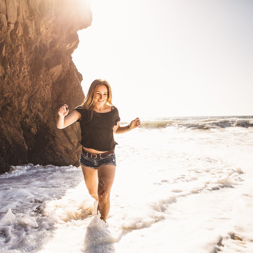 aifs-au-pair-in-australien-person-strand-meer-fels