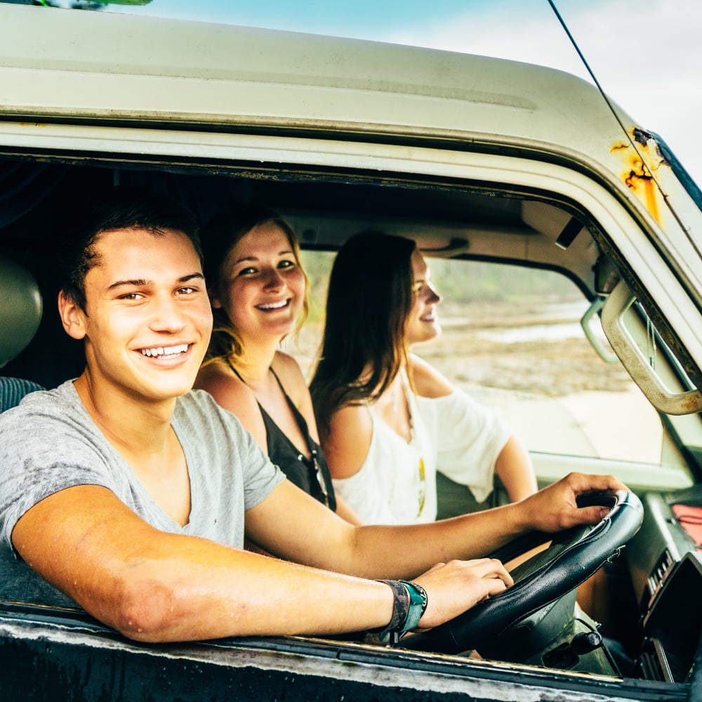 aifs-personen-auto-meer-strand-reisen