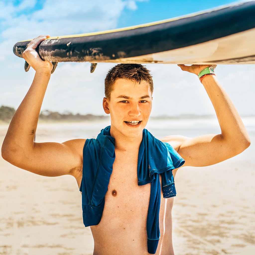aifs-surfcamp-person-surfer-surfbrett-meer-2-quadratisch-1024x1024