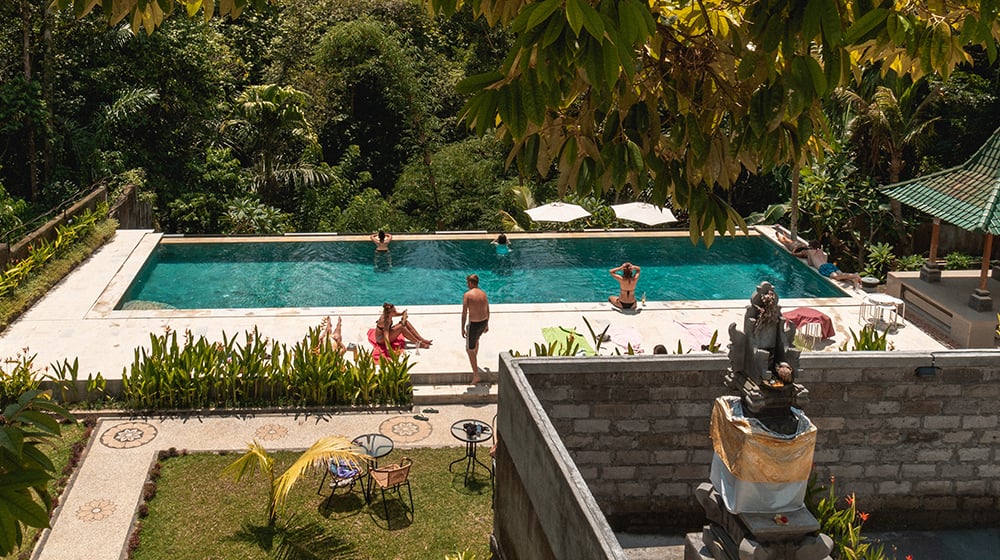 aifs-freiwilligenprojekte-bali-unterkunft-pool-personen-1