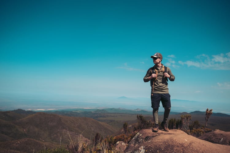 aifs-adventure-trip-tansania-nothern-tansania-explorer-person-wandern-fels-berg