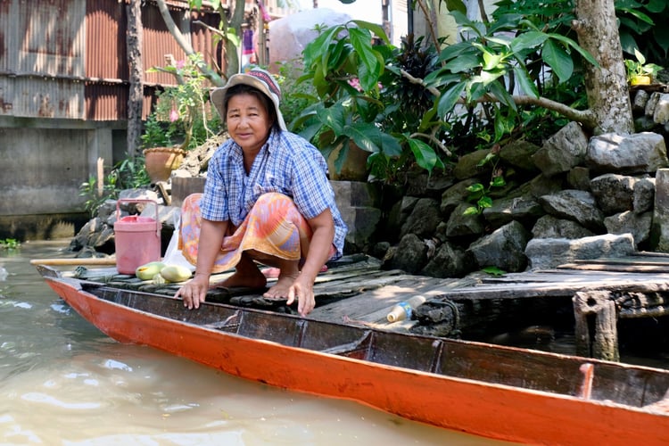 aifs-adventure-trip-thailand-floating-market-person-bangkok