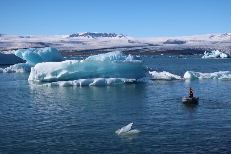 aifs-adventure-trips-island-gletscher-boot-person-1