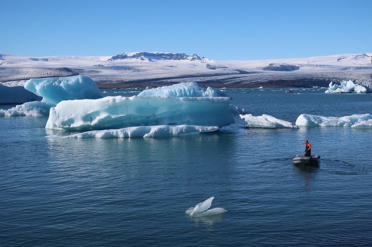 Entdecke meterhohe Gletscher mit AIFS auf deiner Abenteuerreise durch Island