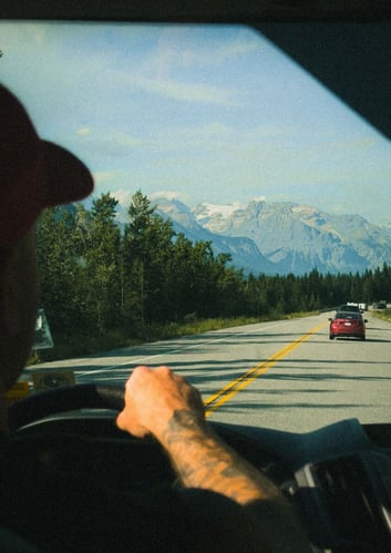 aifs-adventure-trips-kanada-person-auto-fotos-nico