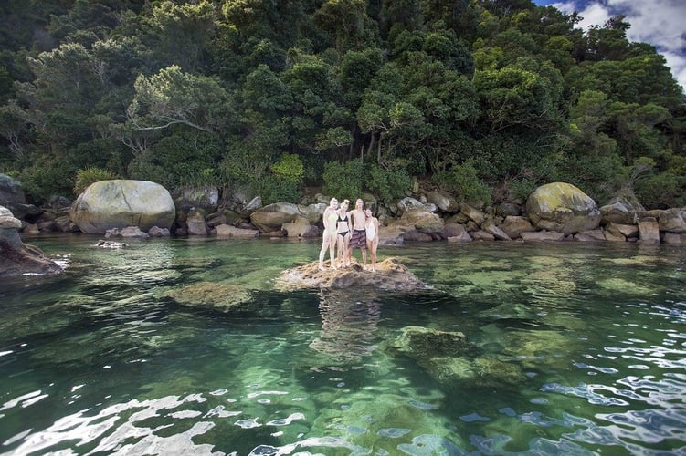 aifs-adventure-trips-neuseeland-abdel-tasman-personen-wasser